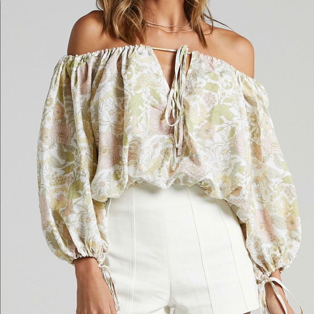 NWT Charlie Holiday Mila blouse Size 8.